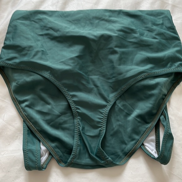 Green one piece swimsuit - Picture 5 of 5